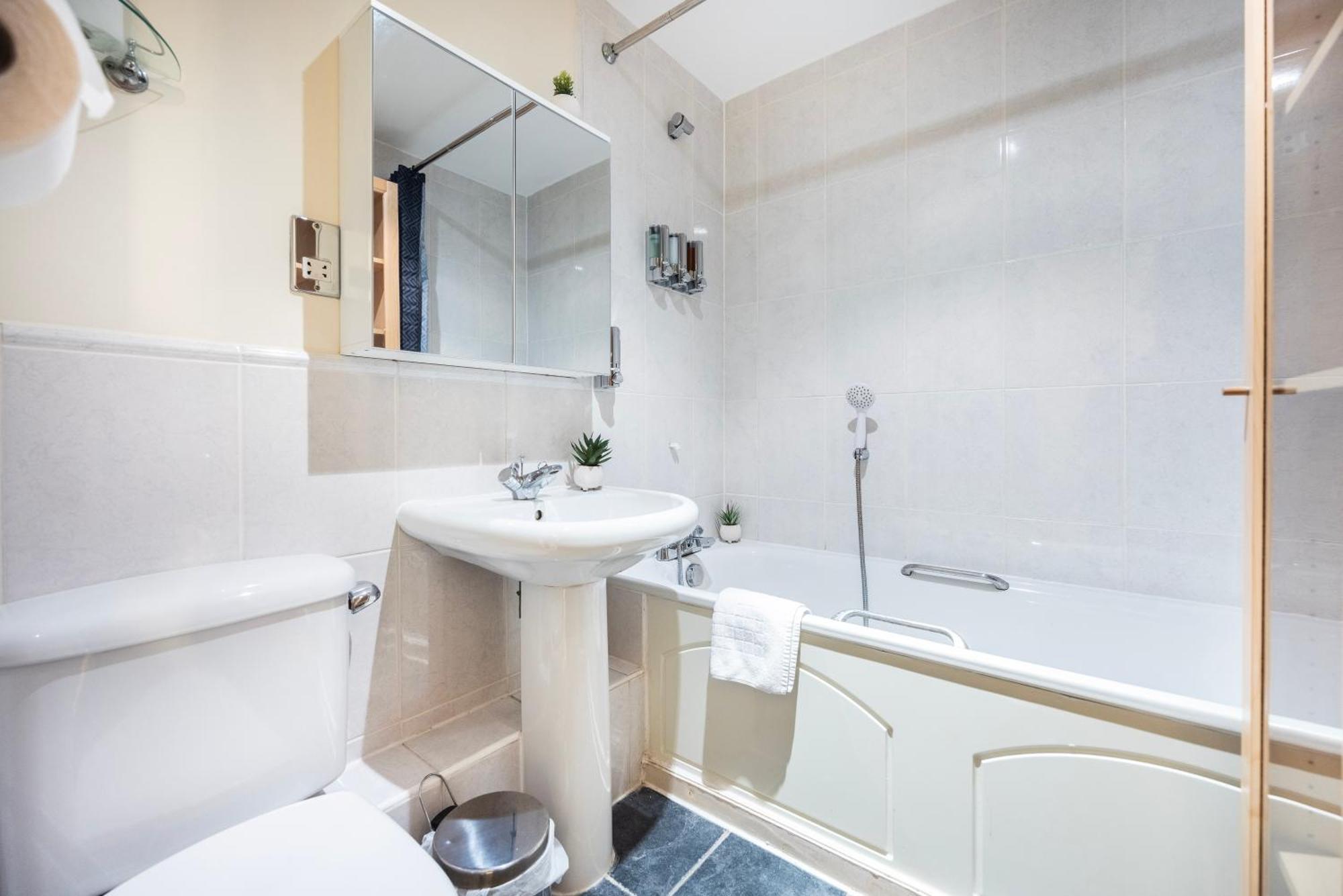 Appartamento Welcomestay St Georges Wharf Londra
